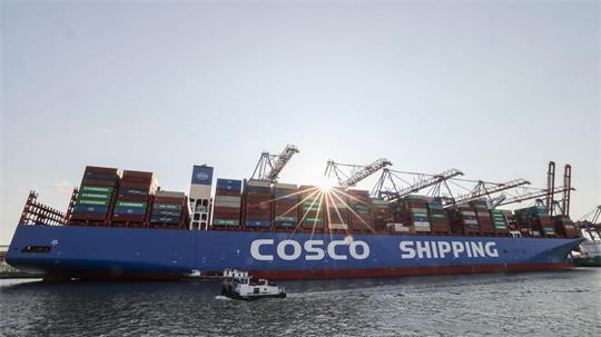 Cosco-Containerschiffe laufen regelmäßig Hamburg an. (Archivbild)