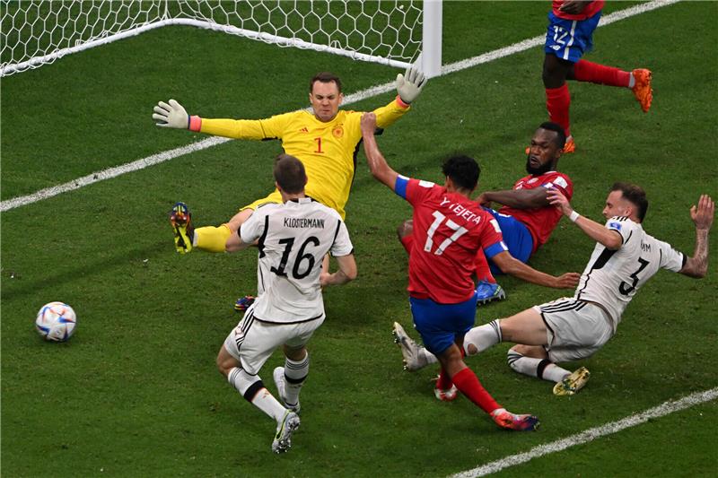 Trotz Sieg: Deutschland ist raus aus der WM Costa Ricas Yeltsin Tejeda trifft zum 1-1. Foto: Robert Michael/dpa