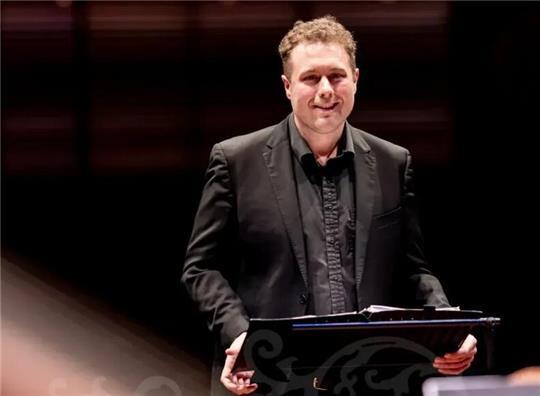 Countertenor Alex Potter singt bei den Sommerklängen in der Borsteler St.-Nikolai-Kirche.