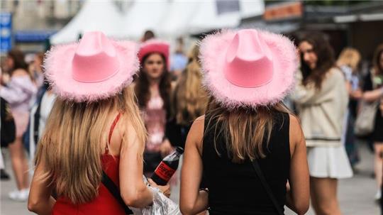 Cowboy-Hüte erinnern an Swifts Ursprünge in der Country-Musik.