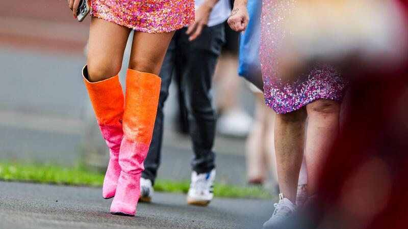 Cowboyboots gehören bei vielen „Swifties“ zum Outfit dazu.