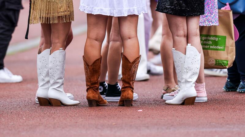 Gelsenkirchen, Taylor’s Version Cowboyboots gehören für viele „Swifties“ zum Outfit dazu.