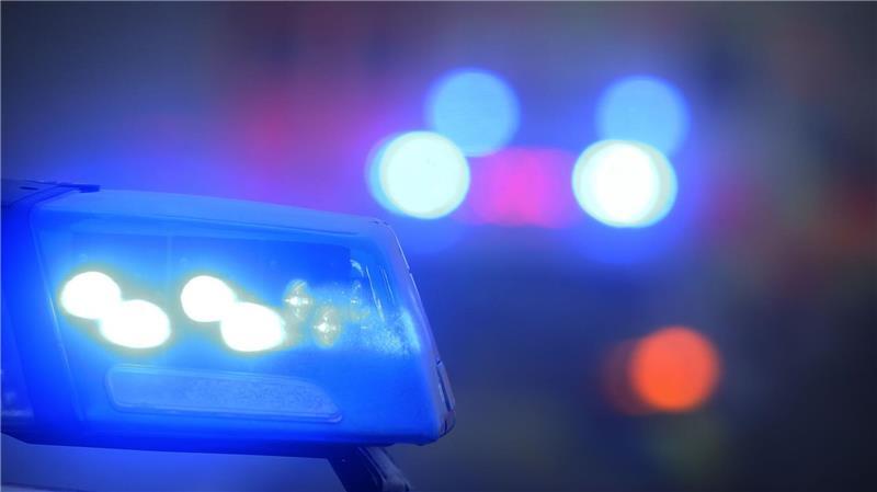 Crash auf der B495 in Lamstedt, zwei Menschen werden verletzt. (Symbolbild)