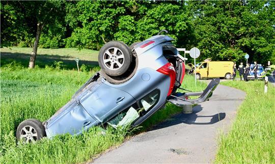 Crash mit zwei Fahrzeugen: Im Vordergrund der Pkw, im Hintergrund der gelbe Transporter.