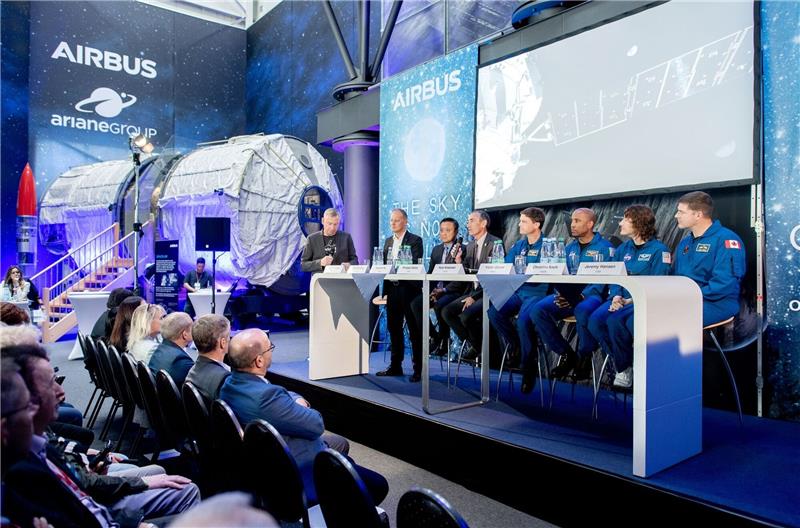 „Artemis 2”-Astronauten besuchen Airbus-Werk in Bremen Crew der Artemis 2-Mission spricht bei einem Pressetermin im Gebäude der ArianeGroup vor Journalisten.