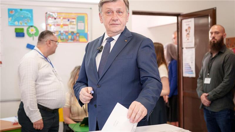 Präsidentenwahl in Rumänien: Rechtspopulist mit Abstand vorn Crin Antonescu ist der Präsidentenkandidat der bürgerlich-sozialdemokratischen Regierungskoalition in Rumänien. Auch er schafft es nach aktuellem Stand in die Stichwahl.