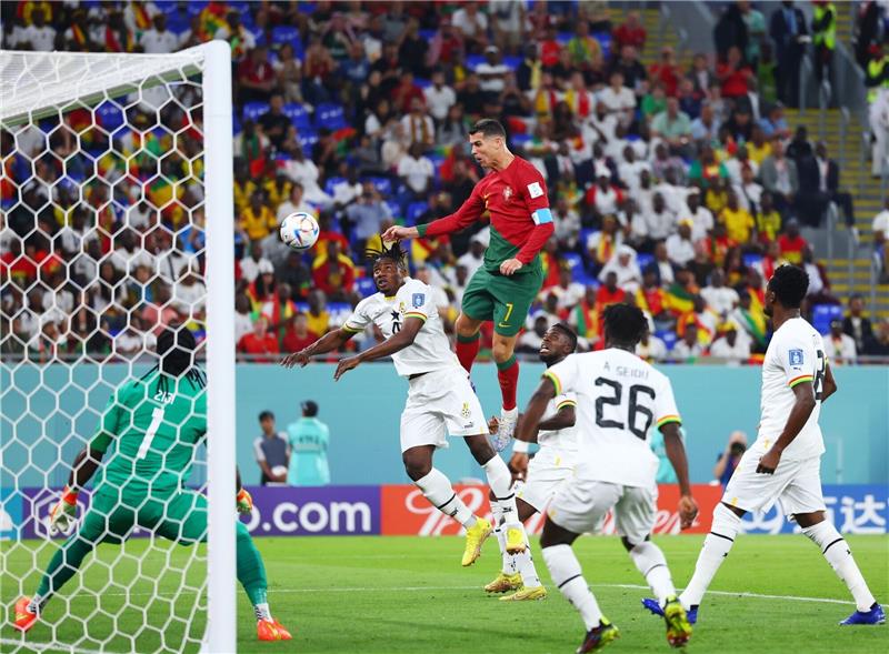 Ronaldo trifft als erster Spieler bei fünf WM-Endrunden Cristiano Ronaldo (M) setzt einen Kopfball am Tor vorbei.