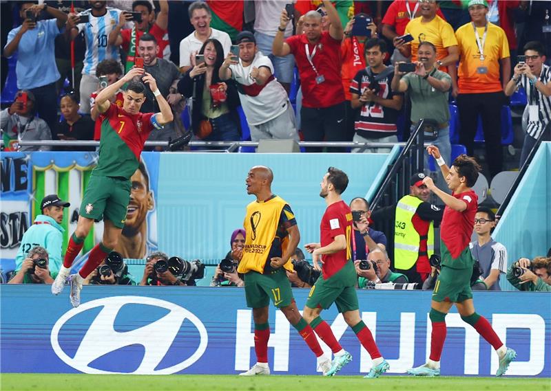 Ronaldo trifft als erster Spieler bei fünf WM-Endrunden Cristiano Ronaldo (l) brachte Portugal per Elfmeter mit 1:0 in Führung.