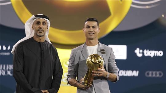 Cristiano Ronaldo (r) von Al Nassr hält einen Preis während der Globe Soccer Awards 2025 in Dubai.