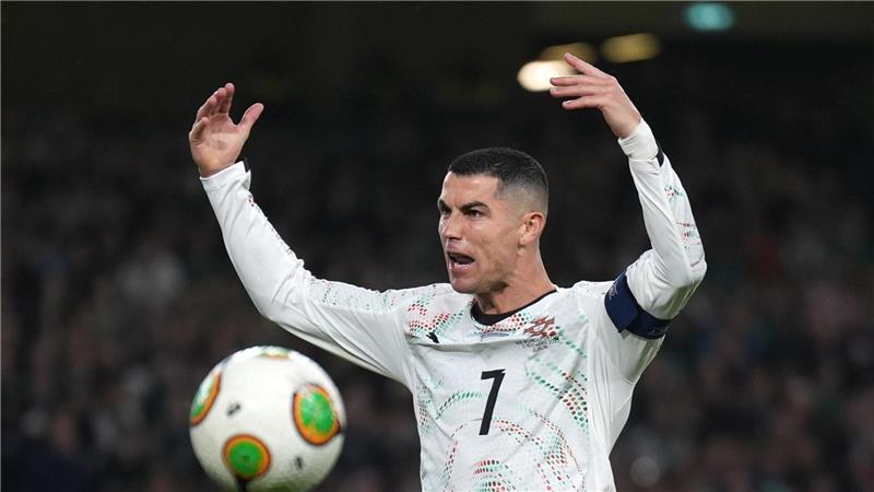 Cristiano Ronaldo reagiert impulsiv beim Spiel in Irland. 