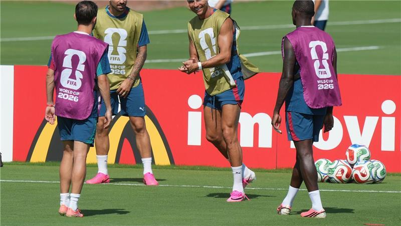 Das war die WM-Nacht: Frankreich gewinnt Regenschlacht Cristiano Ronaldo und seine Mitspieler beim Training der Portugiesen.