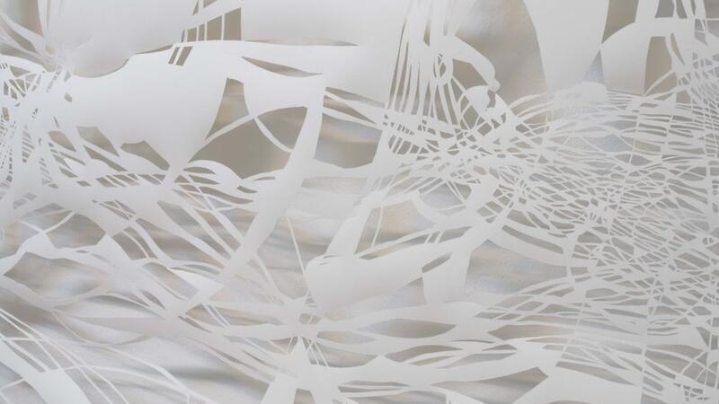 Die Bremer Künstlerin Alice Gericke fertigt aus Papierbahnen filigrane Scherenschnitte mit dem Titel „Crossinglines“