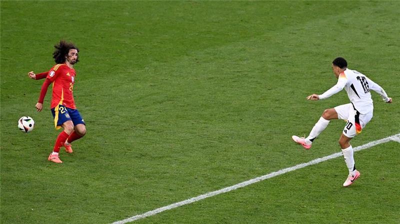 Cucurellas berühmtes Handspiel: Nach einem Bericht der UEFA-Schiedsrichterkommission hätte es in dieser vieldiskutierten Szene des EM-Viertelfinals Elfmeter für Deutschland geben müssen.