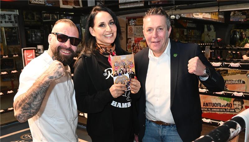 Cü, Jasmin Taiebi und Timo Gerke im Boxring der Ritze (von links).