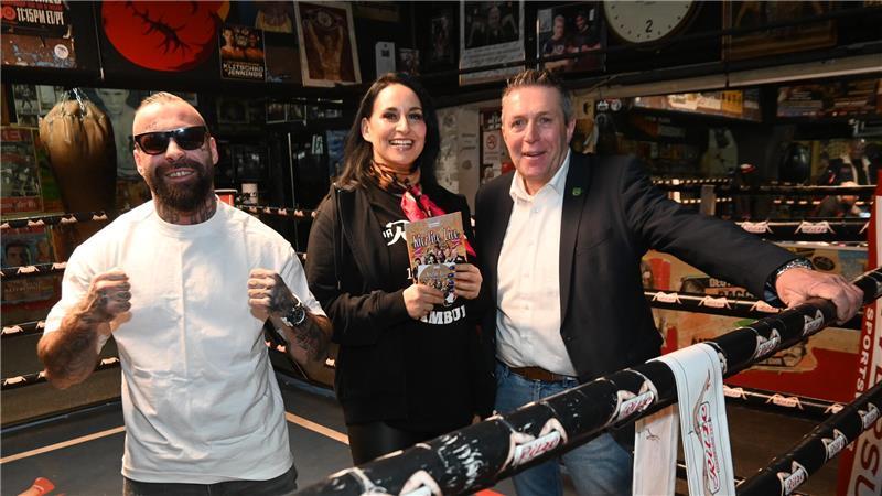 Cü und Jasmin Taiebi von Kiezlife Live mit Bürgermeister Timo Gerke im Ring des Boxkellers der Ritze auf St. Pauli (von links).