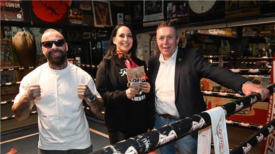 Cü und Jasmin Taiebi von Kiezlife Live mit Bürgermeister Timo Gerke im Ring des Boxkellers der Ritze auf St. Pauli (von links).