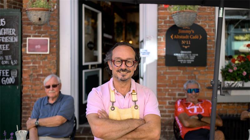 Morden in Leer - Auf den Spuren des „Friesland“-Krimis Cumhur Sögütlüoglu alias Jimmy betreibt ein Café in einem ehemaligen Drehort.