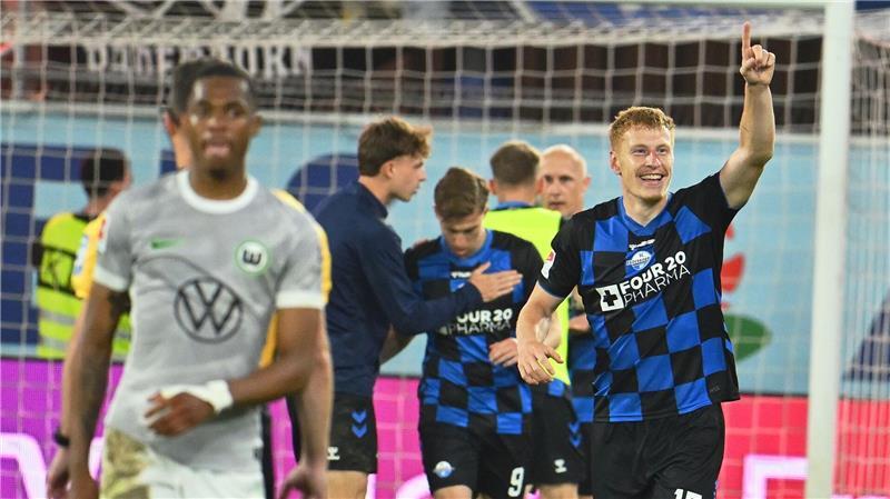 Wolfsburg verliert Relegation in Paderborn und steigt ab Curda bejubelt seinen Treffer und den Aufstieg.