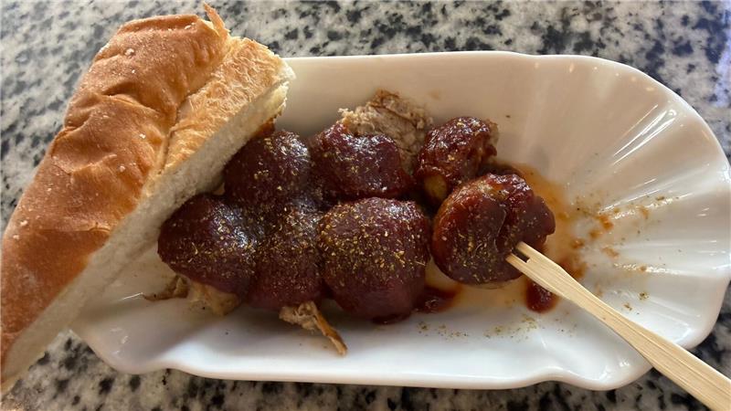 Currywurst ist in Kenia bisher unbekannt gewesen.