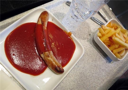 Currywurst mit Pommes ist nicht mehr das beliebteste Gericht in Kantinen. Foto: pa/Martin Gerten/dpa