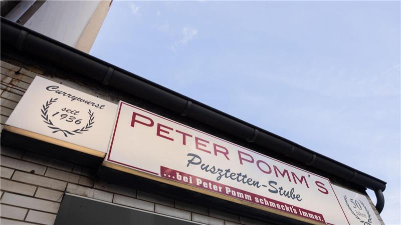 Currywurst seit 1936: Das Schild an „Peter Pomm’s Pusztetten-Stube“ hat alles ins Rollen gebracht.