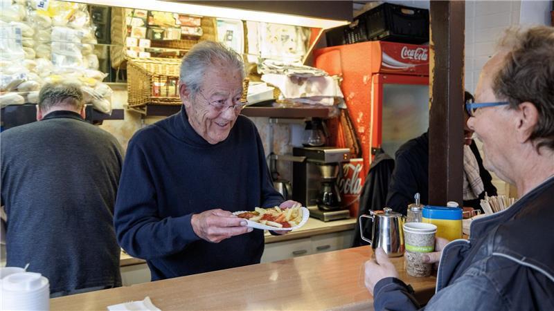Currywurst vom Ex-Ministerpräsidenten Björn Engholm - mit dieser Aktion unterstützt der SPD-Politiker die von Schließung bedrohte Begegnungsstätte „Café Salut“ der Heilsarmee in Lübeck