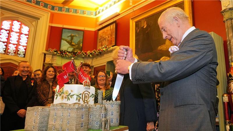 Cut the Castle: König Charles schneidet Schloss-Torte anlässlich des 200-jährigen Jubiläums von Schloss Cyfarthfa an