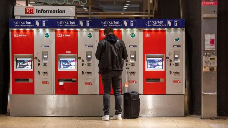 Teureres Deutschlandticket käme für viele nicht in Frage „D-Ticket“ steht auf den Monitoren von Fahrkartenautomaten im Hauptbahnhof in Köln.