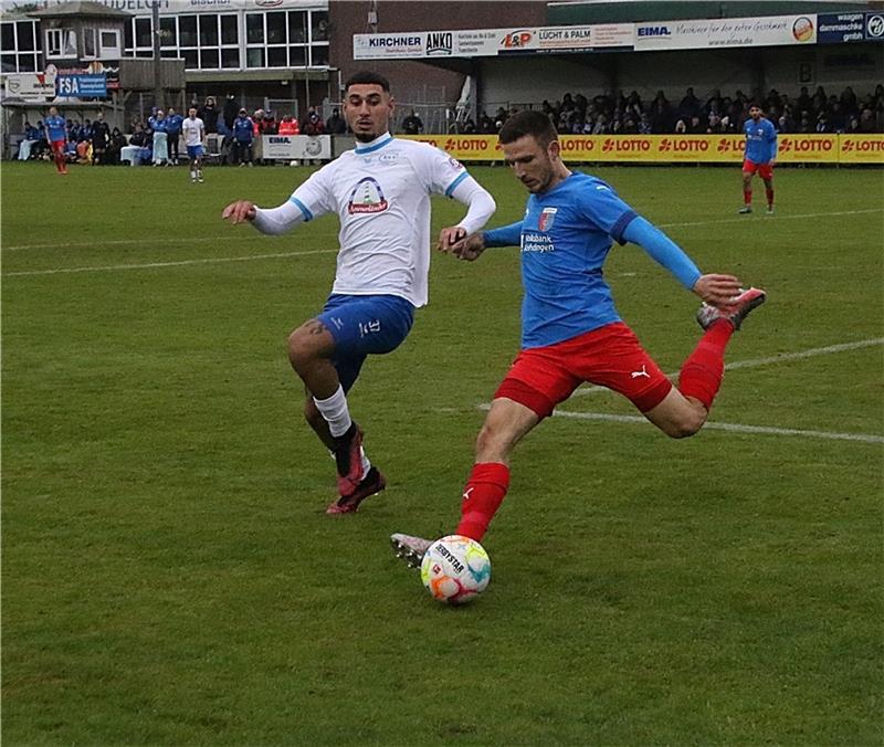 D/A-Außenverteidiger Jannes Elfers (rechts) hat gegen Jeddelohs Kasra Ghawilu alles im Griff. Nur in der Offensive haben die Drochterser kaum Akzente gesetzt. Foto: Lars Puchler