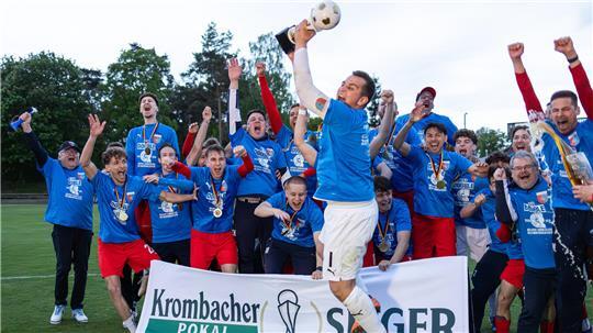 D/A-II-Kapitän Fabian Klinkmann darf als Erster den Bezirkspokal in die Höhe strecken.