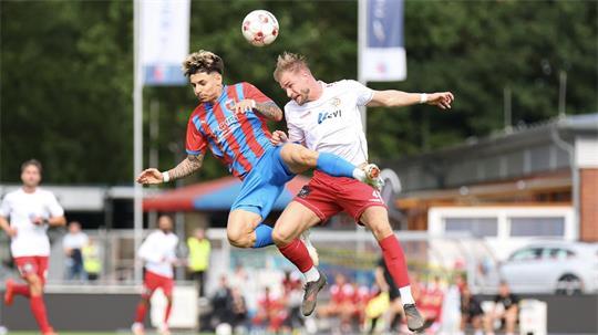 D/A II, hier Roberto Sandu (links), machte nach dem 2:3-Rückstand nochmal Druck, blieb aber erfolglos.