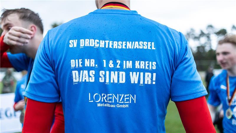 D/A II trägt nach dem Pokaltriumph die Siegertrikots.