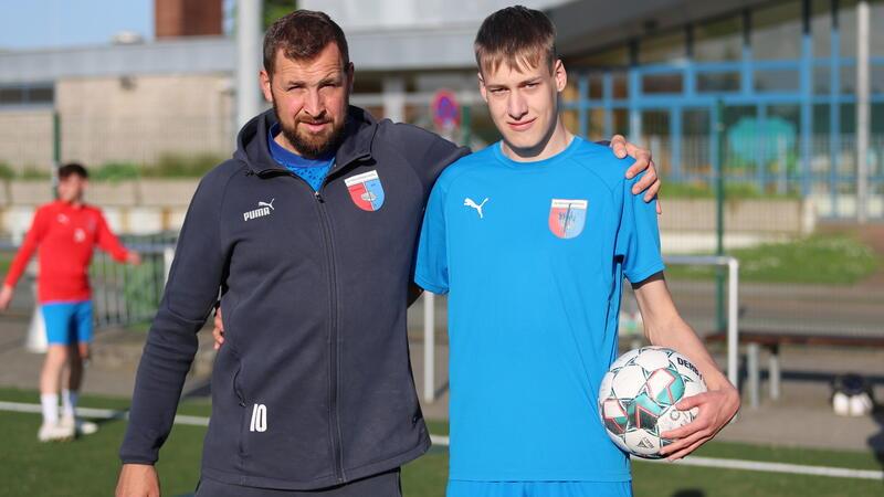 D/A IV-Trainer Gunnar Ziche (links) und seine Tormaschine Mika Wehdemeyer. Wehdemeyer hat die besten Aussichten auf die Torjägerkanone in der Kreisliga.