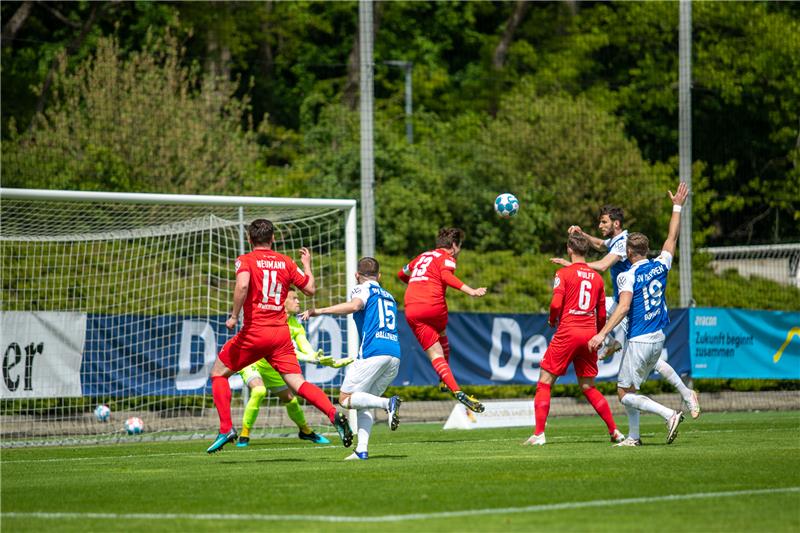 D/A-Kapitän Kapitän Sören Behrmann steigt zum Kopfball hoch und erzielt das 1:0. Foto: Struwe