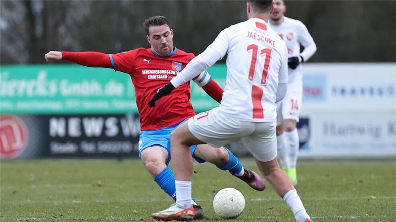 D/A-Kapitän Nico von der Reith agiert gegen den TSV Havelse im defensiven Mittelfeld.