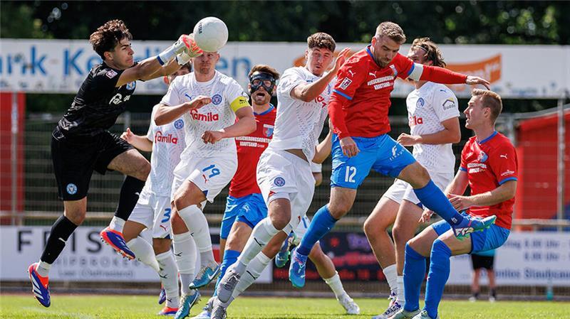 D/A-Kapitän Nico von der Reith gewinnt fast jedes Kopfballduell. Bei Standards ist er torgefährlich.