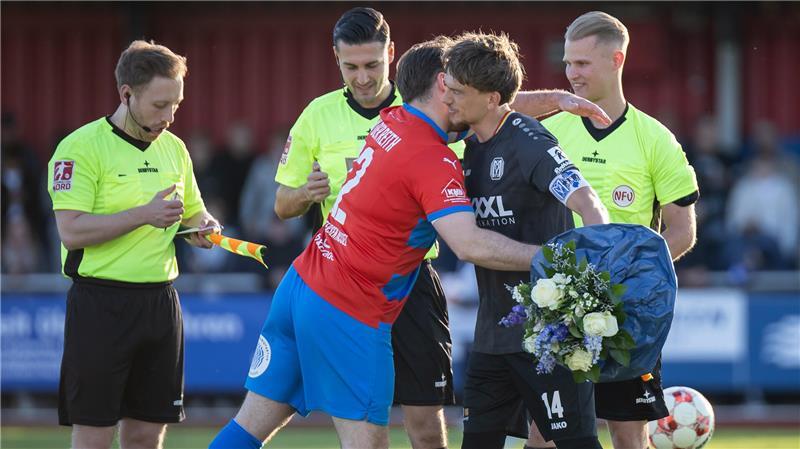 D/A-Kapitän Nico von der Reith hat für den SV Meppen und Thorben Deters Blumen dabei. D/A gratuliert zur Meisterschaft.