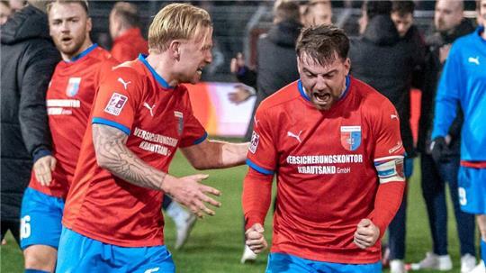 D/A-Kapitän Nico von der Reith (rechts) schreit die Freude über den Sieg beim VfB Lübeck heraus.