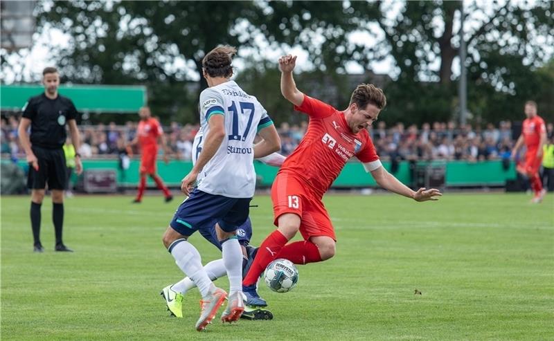 D/A-Kapitän Sören Behrmann wird von zwei Schalker Spielern unfair gestoppt. Foto: Struwe/picselweb
