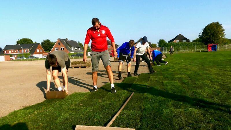 D/A-Kicker rollen den Rasen aus: Der rund 60 Jahre alte Asseler Sportplatz wurde jetzt für 274.000 Euro saniert. Er war seit Jahren so schlecht, dass er immer öfter gar nicht mehr bespielbar war.