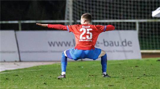 D/A-Kunstschütze Dennis Rosin feiert sein Tor zum 2:0.