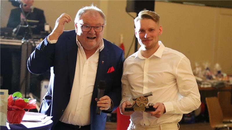 D/A-Präsident Rigo Gooßen (links) übergibt Jan-Miklas Steffens die Torjägerkanone. Im gesamten Jahr 2025 hatte Steffens 26 Tore erzielt.