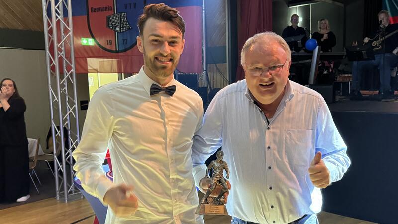 D/A-Präsident Rigo Gooßen (r.) zeichnete Innenverteidiger Tjorve Mohr als Fußballer des Jahres aus.