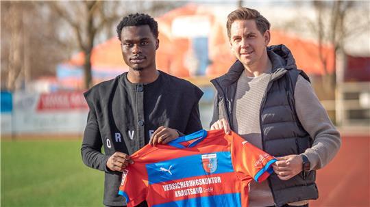 D/A-Sportdirektor Sören Behrmann (rechts) präsentiert den Neuzugang aus Heeslingen.