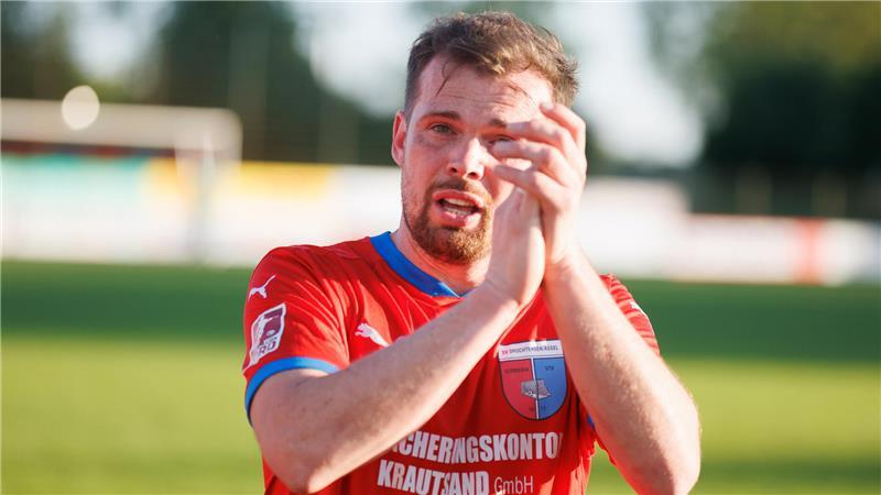 D/A-Stürmer Alexander Neumann verabschiedete sich 2024 tränenreich von den Fans.