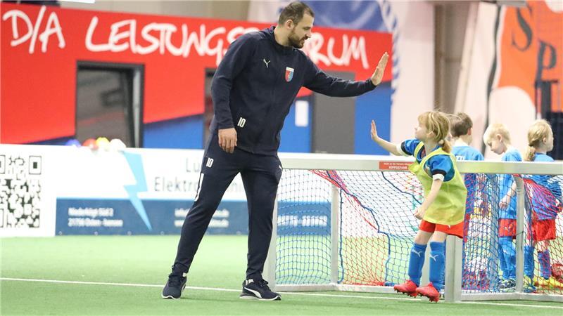 D/A-Stürmer Haris Hyseni klatscht ab: An der Fußballschule des Vereins nahmen zuletzt 55 Kinder teil.