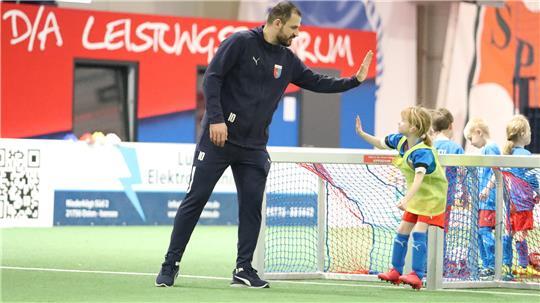 D/A-Stürmer Haris Hyseni klatscht ab: An der Fußballschule des Vereins nahmen zuletzt 55 Kinder teil.