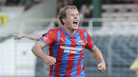 D/A-Stürmer Tom Sanne jubelt. Gegen den VfB Lübeck trifft er doppelt.