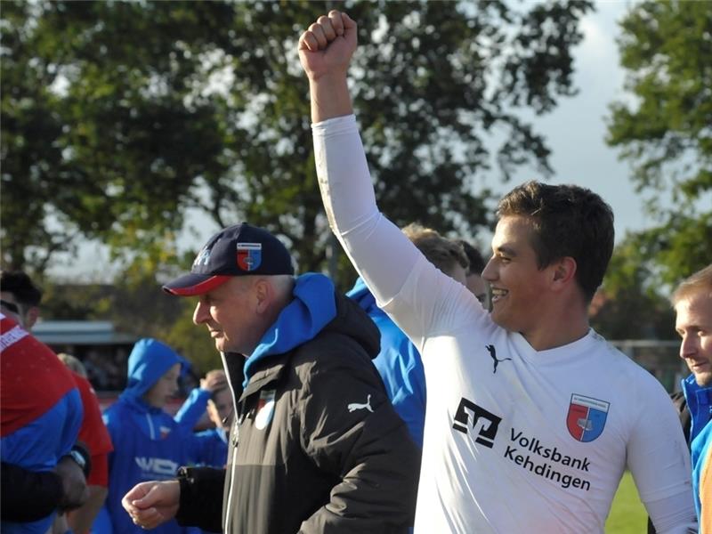 D/A-Torhüter Fabian Klinkmann bejubelt den Sieg bei seinem Ex-Verein VfB Oldenburg. Klinkmann bestach mit starken Reflexen in seinem ersten Ligaspiel für D/A. Foto Iso Jürgens