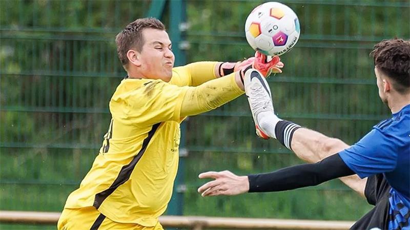 D/A-Torhüter Fabian Klinkmann macht selten Fehler. Diesmal patzt er nach wenigen Sekunden.